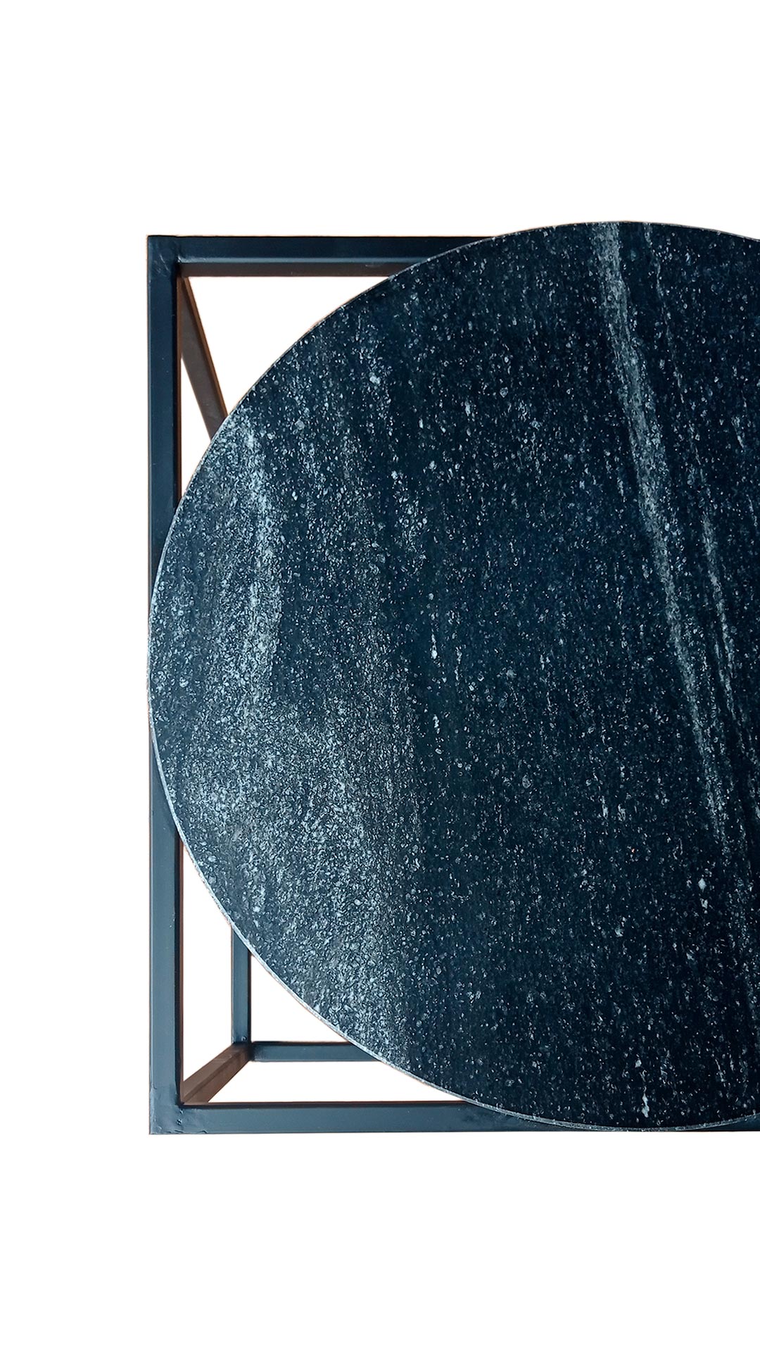 Mesa auxiliar tipo cubo y cubierta de granito – Neat Decoración