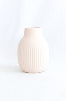 Ridged bulbous vase ivory