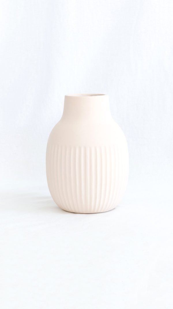 Ridged bulbous vase ivory