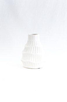Wavy vase wht CH