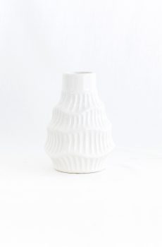 Wavy vase wht GDE